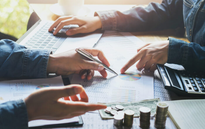 ilustrasi konsultan pajak memberikan konsultasi kepada klien bisnis