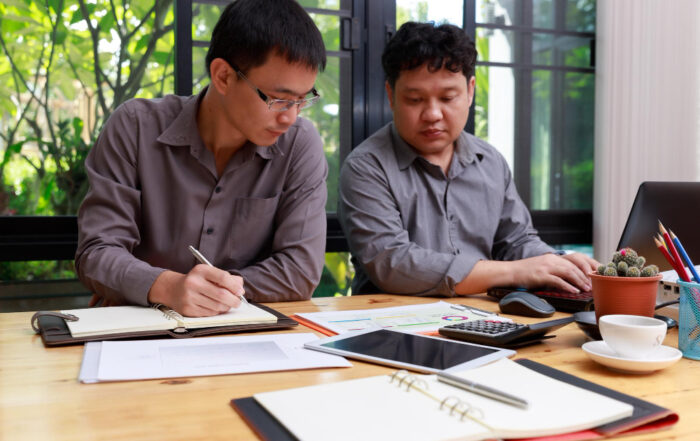 Petugas pajak membantu wajib pajak melaporkan SPT Tahunan WP OP dengan omzet di bawah Rp4,8 miliar melalui Coretax DJP